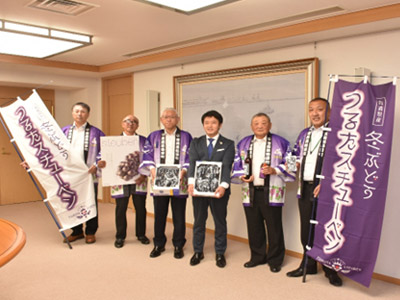 宮下県知事へスチューベンの魅力をアピール